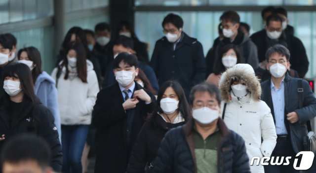 전국 대부분 지역에서 아침 기온이 영하로 떨어진 4일 서울 여의도역 인근에서 시민들이 두터운 옷을 입고 출근하고 있다. 2020.12.4 © News1