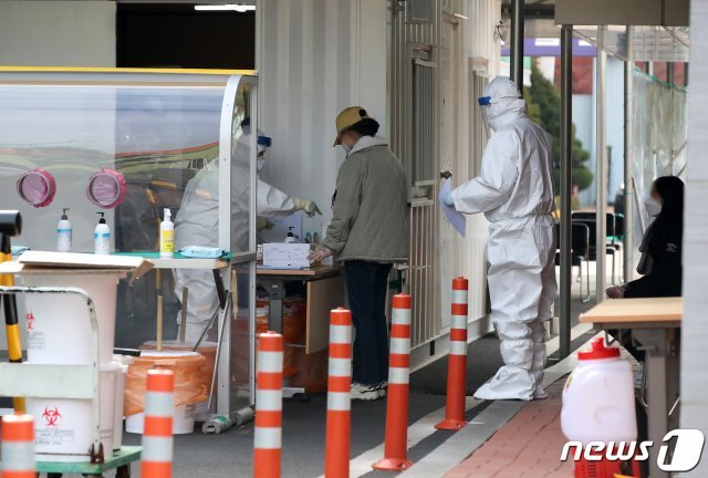 경북 경산시 영남대학교 음대 확진자와 접촉한 3명이 ‘n차 감염’을 통해 확진판정을 받은 것으로 알려진 2일 경산시보건소 선별진료소에서 보건소 관계자들이 코로나19 검사를 위해 찾아온 시민들의 검체를 채취하고 있다.  사진은 기사와 직접적 관련 없음. 2020.12.2 © News1