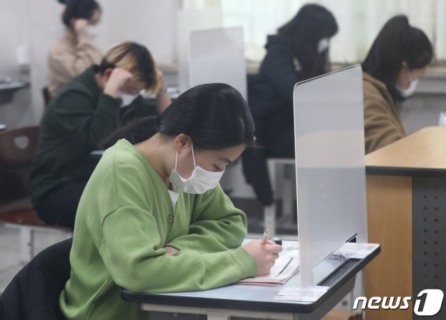 2021학년도 대학수학능력시험일인 지난 3일 오전 서울 서초구 반포고등학교에서 수험생들이 시험 준비를 하고 있다. © News1 사진공동취재단