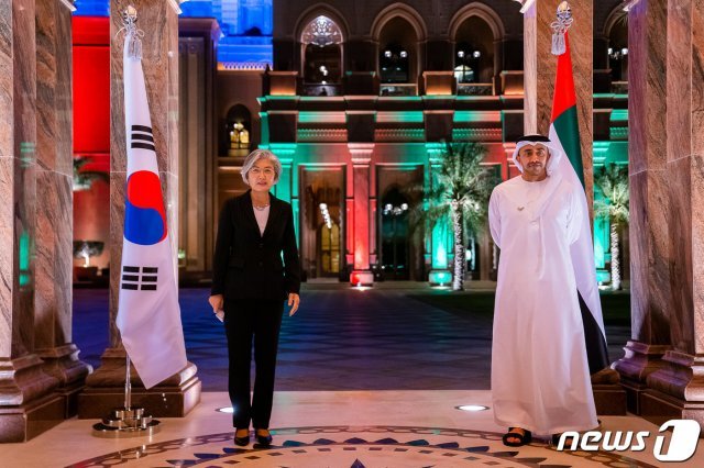 강경화 장관은 5일 압둘라 빈 자이드 알 나흐얀 UAE 외교국제협력부 장관과 회담 및 만찬 협의를 가졌다.(외교부 제공)© 뉴스1