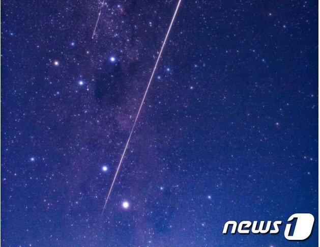 일본의 소행성 탐사선 하야부사 2호가 떨어뜨린 소행성 ‘류구 샘플’ 캡슐이 6일 새벽 호주에 착륙하는 모습. (JAXA 홈페이지 갈무리) © 뉴스1