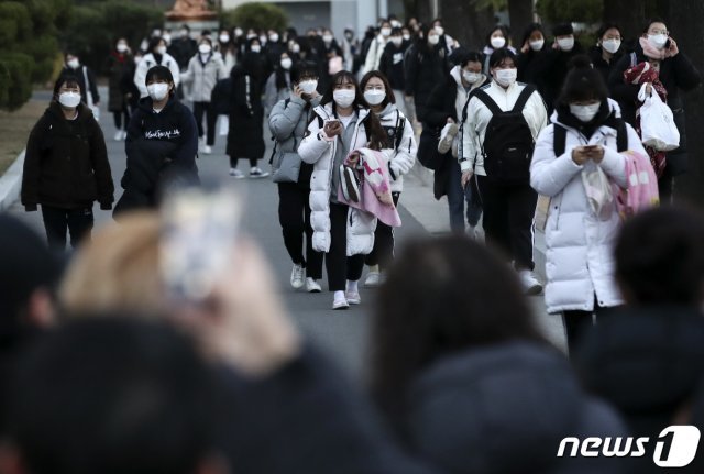 2021학년도 대학수학능력시험(수능)이 치러진 지난 3일 울산시 남구 울산여자고등학교에서 시험을 마친 수험생들이 시험장을 나서고 있다./뉴스1 © News1