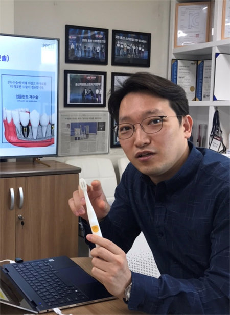 치태와 치석을 쉽게 제거하는 전자기파 발생 칫솔로 세계 특허를 보유한 ㈜프록시헬스케어 김영욱 대표가 자신이 개발한 칫솔을 설명하고 있다.