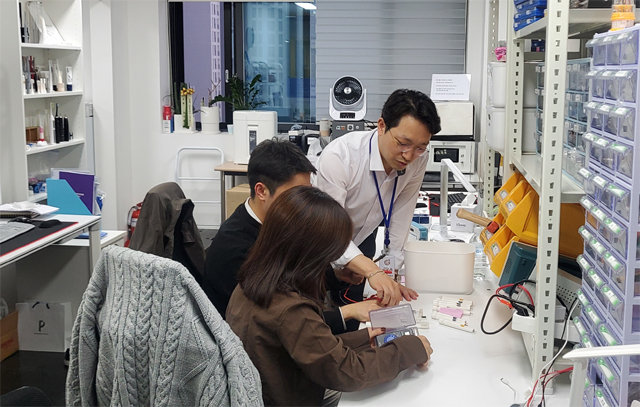 전자기파로 치태와 치석을 쉽게 제거하는 칫솔을 세계 최초로 개발한 ㈜프록시헬스케어 김영욱 대표(오른쪽)가 직원들과 함께 제품을 살펴보고 있다. 프록시헬스케어 제공