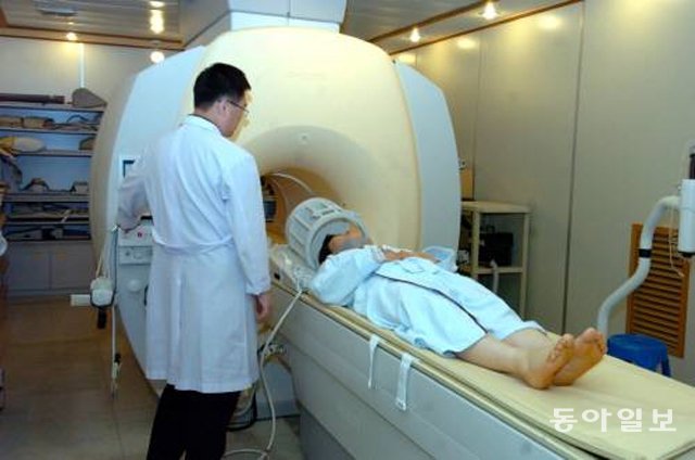 한 환자가 병원에서 자기공명영상(MRI) 장치로 진료를 받고 있다. 동아일보DB