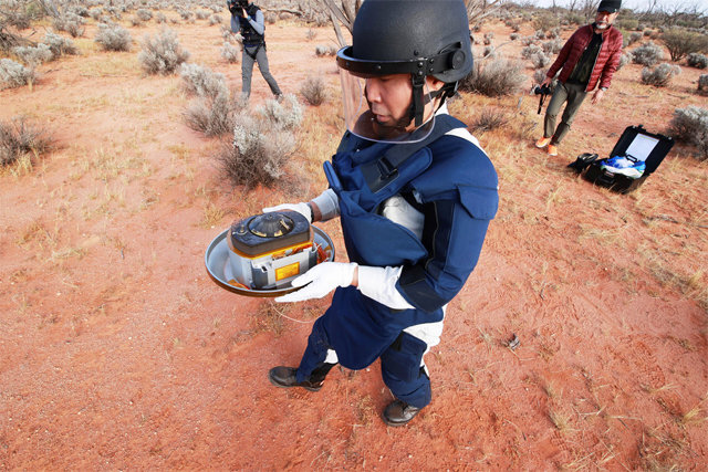 일본우주항공연구개발기구(JAXA) 연구팀이 6일 호주 남부 우메라 사막에서 일본 소행성 탐사선 ‘하야부사 2호’가 떨어뜨린 캡슐을 회수하고 있다. AP 뉴시스