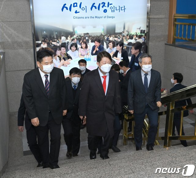 위암 수술을 받았던 권영진 대구시장(앞줄 가운데)이 18일 만인 7일 첫 출근해 부시장 등과 함께 집무실로 가고 있다(대구시 제공)© 뉴스1