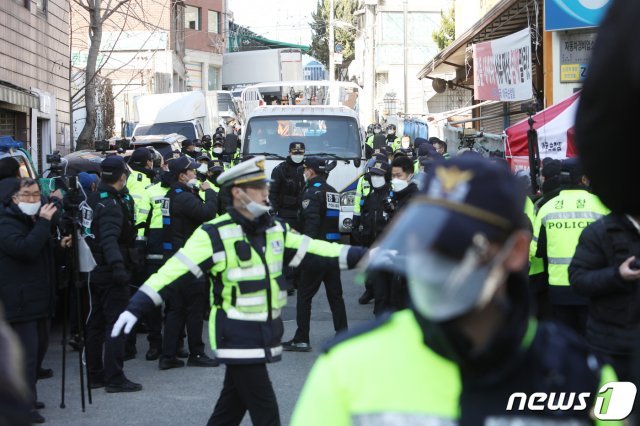 1일 서울 성북구 사랑제일교회 본관과 별관 등을 대상으로 압수수색을 마친 경찰이 압수품을 차량 싣고 현장을 나서고 있다. 경찰은 지난달 26일 사랑제일교회 강제철거 집행 과정에서 발생한 불법 행위를 수사하고 있다고 밝혔다. 2020.12.1/뉴스1 © News1