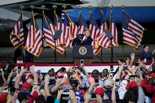 올해 9월 한 유세에서 트럼프 대통령 뒤쪽으로 국기가 빼곡히 진열돼 있다. 폴리티코