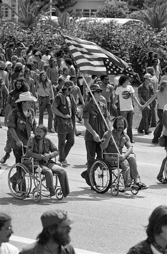 1972년 공화당전당대회에서 국기를 거꾸로 들고 베트남전 반대 시위를 벌이는 미 상이군인들. 앞에 국기를 거꾸로 든 사람이 영화 ‘7월 4일생’의 실제 주인공이기도 한 론 코빅이다. 퍼스트 어멘드먼트 사전