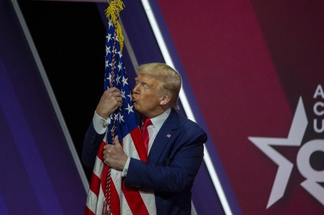2020년 CPAC 행사에서 국기에 키스하는 트럼프 대통령. 슬레이트닷컴