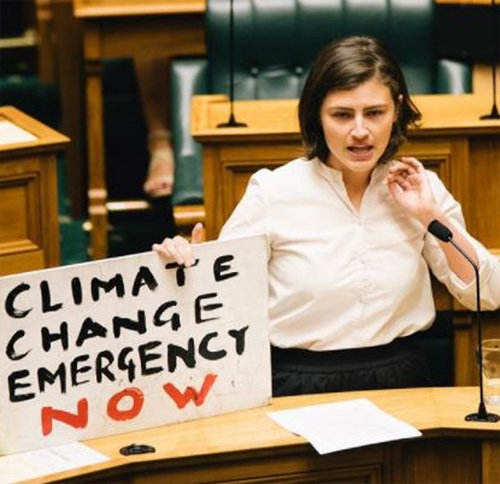 클로이 스워브릭 뉴질랜드 녹색당 의원이 지난해 7월 수도 웰링턴 의회에서 ‘기후변화 비상사태, 당장’이라고 적힌 피켓을 들고 기후변화 대책 마련을 촉구하고 있다. 사진 출처 스워브릭 페이스북