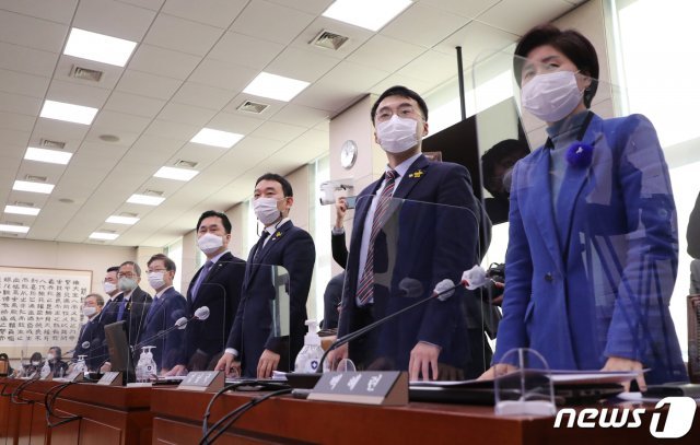 더불어민주당 법사위원들이 8일 국회 법사위 전체회의에서 고위공직자범죄수사처 설치 및 운영에 관한 법률 일부개정법률안에 대해 기립하여 찬성하고 있다. 2020.12.8/뉴스1