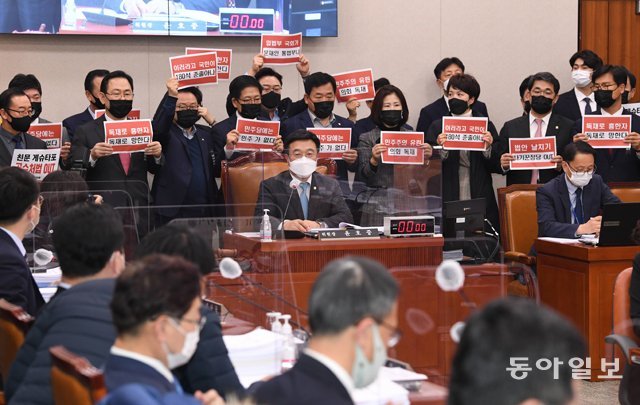 윤호중 국회 법제사법위원장이 8일 서울 여의도 국회에서 열린 법제사법위원회 전체회의에서 상법 일부개정법률안을 통과시키려하자 국민의힘 주호영 원내대표를 비롯한 의원들이 “독재로 흥한 자 독재로 망한다” 구호를 외치며 항의하고 있다. 사진공동취재단/김동주 기자 zoo@donga.com