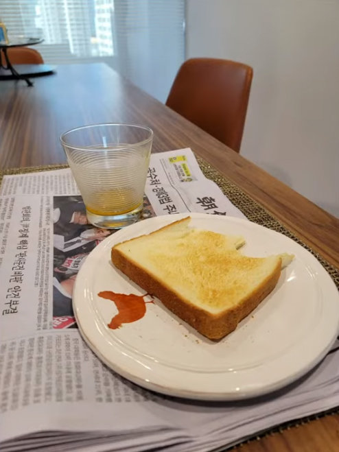 강용석 변호사가 경찰에 체포되기 전 먹다가 남긴 식빵 사진. 가세연 영상 캡처