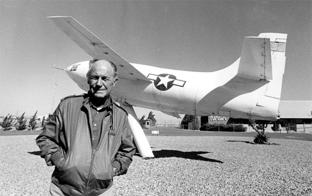 1947년 인류 역사상 처음으로 음속의 벽을 돌파한 척 예거가 1985년 자신이 대기록을 달성할 때 몰았던 항공기 X-1을 배경으로 포즈를 취하고 있다. 에드워즈=AP 뉴시스