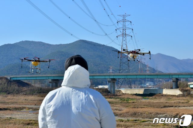 6일 오후 경북 경주시 조류인플루엔자(AI)방역팀이 천북면 형산강 일원에서 대형 드론을 투입, 차단 방역을 강화하고 있다. 드론 방역팀은 방역차량이 들어가지 못하는 강가 바로 옆 등에 소독약품을 살포한다. 2020.12.6/뉴스1 © News1