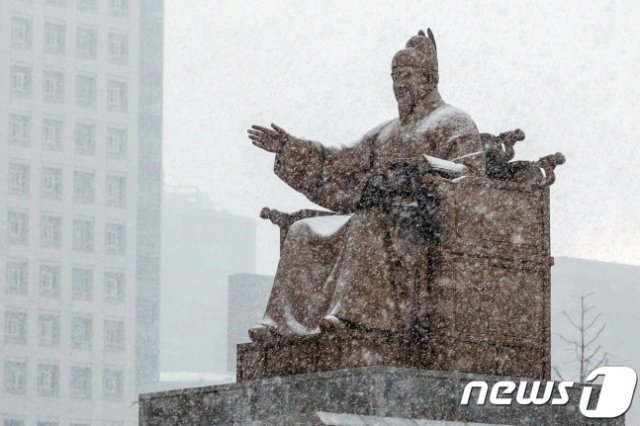 지난 2018년 11월 24일 서울 광화문광장 세종대왕상에 첫눈이 쌓여 있다.