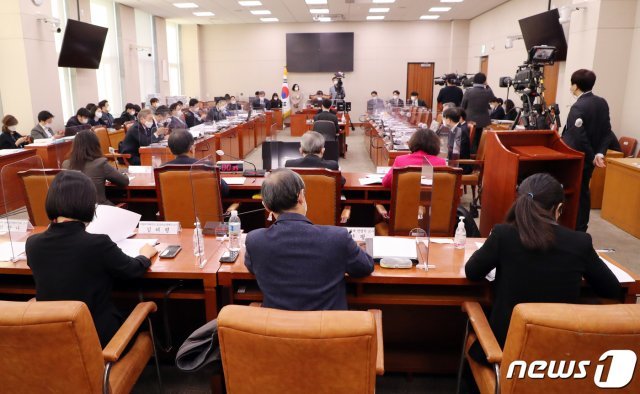 지난 8일 서울 여의도 국회에서 열린 법제사법위원회 전체회의에서 낙태죄 개정 관련 공청회. © News1