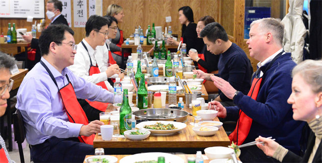 비건, 단골 닭한마리 식당서 저녁식사 방한 중인 스티븐 비건 미국 국무부 부장관 겸 대북특별대표(오른쪽에서 두 
번째)가 10일 오후 서울 광화문의 ‘닭한마리’ 식당에서 최종건 외교부 제1차관과 대화를 나누고 있다. 외교부는 이날 신종 
코로나바이러스 감염증 확산을 고려해 비건 부장관의 단골 식당을 통째로 빌렸다. 두 사람이 앉은 테이블 양옆 테이블들은 간격을 
띄웠으나 차단막을 설치하지는 않았다. 외교부 제공