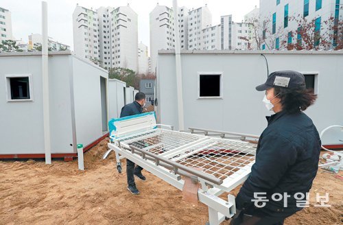 서울의료원 컨테이너식 이동병상 설치 10일 서울 중랑구 서울의료원에 신종 코로나바이러스 감염증(코로나19) 확진자 
치료를 위한 컨테이너식 이동병상이 설치되고 있다. 최근 병상 부족 현상이 심해지면서 서울시는 이곳에 이동병상 48개를 설치하기로 
했다. 홍진환 기자 jean@donga.com