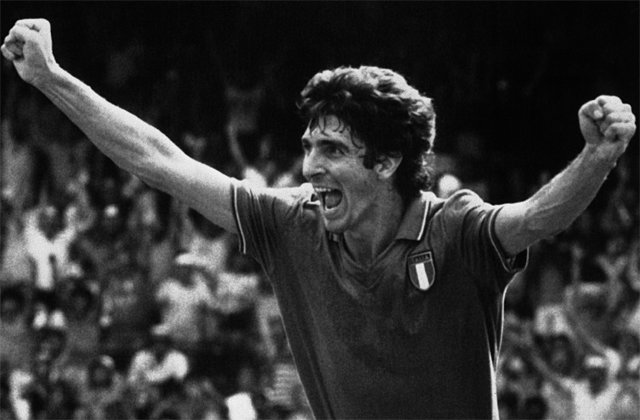 파올로 로시(이탈리아)가 1982년 스페인 월드컵 당시 폴란드와의 대회 준결승에서 골을 넣은 뒤 두 팔을 벌리고 환호하는 모습. AP 뉴시스