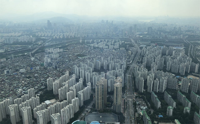 인간이 세운 건물과 도로가 가득 들어찬 서울의 모습. 인간이 만든 물질량이 매년 가파르게 늘며 올해 전 세계 생물 질량을 초과한 것으로 나타났다. 사진 출처 픽사베이