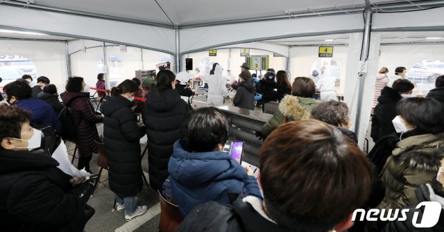 9일 오전 서울 강남구보건소 신종 코로나바이러스 감염증(코로나19) 선별진료소를 찾은 시민들이 검사접수 및 역학조사에 응하고 있다. 2020.12.9/뉴스1 © News1