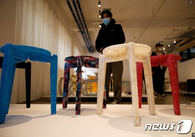 김하늘 학생이 만든 버려진 마스크를 활용한 의자.(구글 갈무리)© 뉴스1