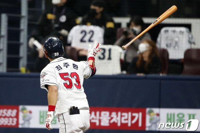 13일 오후 서울 구로구 고척스카이돔에서 열린 프로야구 2020 신한은행 SOL KBO 포스트시즌 플레이오프 4차전 kt위즈와 두산베어스의 경기에서 4회말 두산 공격 2사 주자 2루 상황 최주환이 투런 홈런을 치고 배트를 던지고 있다. 2020.11.13/뉴스1 © News1