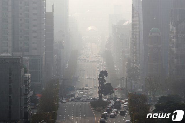 서울을 비롯한 수도권 지역 초미세먼지 농도가 ‘나쁨’ 수준을 보인 11일 서울 서초동에서 바라본 도심이 희뿌옇게 보이고 있다. 2020.12.11/뉴스1 © News1