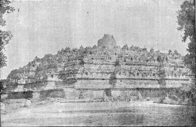인도네시아 자바 섬의 ‘보로부두르 불교 유적’. 울창한 정글 속에 숨어 있었으나 1814년 이곳을 통치하던 영국인 라플즈 경에 의해 본격 발굴됐다. 구릉의 경사를 따라 쌓아올린 수많은 탑이 전체로도 탑 형상을 하고 있다.