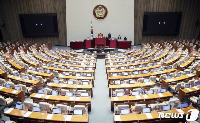 12일 오전 4시12분께 윤희숙 국민의힘 의원의 국가정보원법 전부개정 법률안에 대한 무제한 토론(필리버스터)이 끝난 후 방역을 위해 본회의가 정회됐다. 2020.12.12 © News1