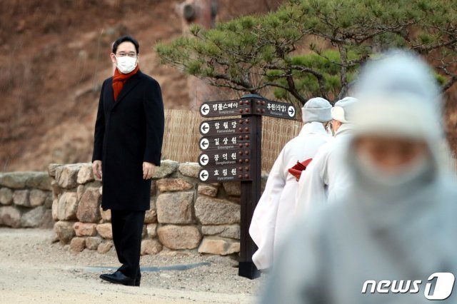 12일 오전 서울 은평구 진관사에서 열린 고(故) 이건희 삼성전자 회장 49재에 참석한 이재용 부회장이 사찰 관계자들을 바라보고 있다. 2020.12.12/뉴스1 © 뉴스1