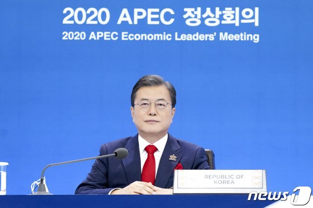 문재인 대통령이 20일 청와대에서 화상으로 개최된 2020 아시아태평양경제협력체(APEC) 정상회의에 참석하고 있다. 2020.11.20/뉴스1 © News1
