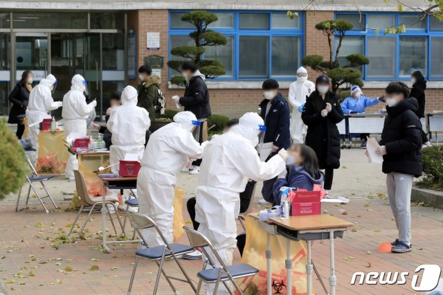지난 10일 오후 광주 광산구 한 고등학교에서 학생들이 신종 코로나바이러스 감염증(코로나19) 진단 검사를 받고 있다. 2020.12.10/뉴스1 © News1