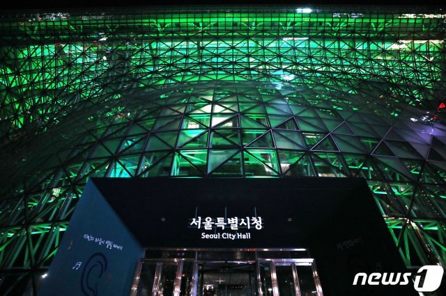 서울시청 본관 건물이 파리 기후변화 협정 5주년을 기념해 녹색 불빛을 밝히고 있다.  2020.12.12/뉴스1 © News1