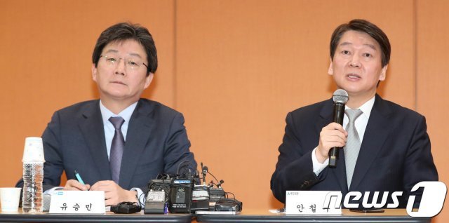 2018년 2월 6일 당시 유승민 바른정당 대표와 안철수 국민의당 대표가 대전 한국정보통신연구원에서 열린 공동기자회견에서 취재진의 질문에 답변하고 있다.