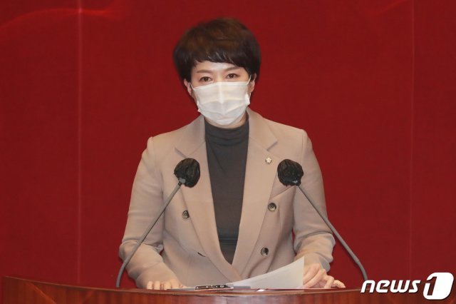 김은혜 국민의힘 의원이 1일 오후 서울 여의도 국회에서 열린 본회의에서 법률안 제안 설명을 하고 있다. 2020.12.1/뉴스1 © News1