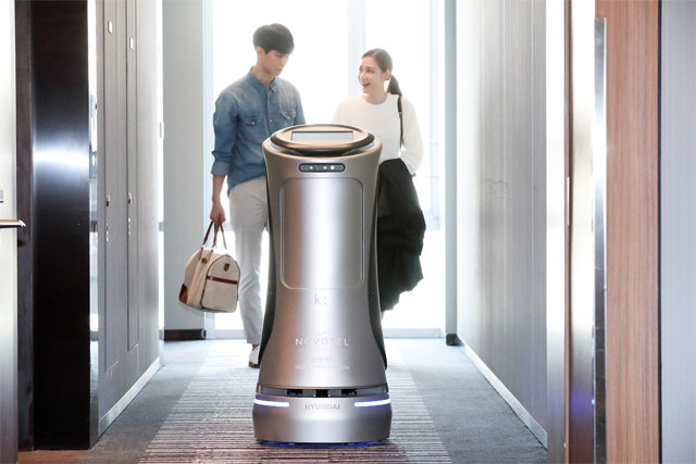 호텔로봇 KT가 현대로보틱스와 공동 개발한 2세대 기가지니 호텔로봇 ‘엔봇(N bot)’을 활용한 객실서비스를 고객이 체험하고 있다.