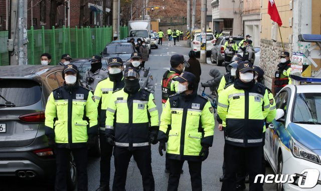 13일 오전 아동 성폭행 혐의로 징역 12년을 복역 후 출소한 조두순이 거주하는 경기도 안산시내 거주지 앞에 경찰들이 주변을 통제하고 있다. 2020.12.13/뉴스1 © News1