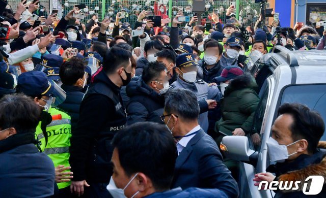 아동 성폭행 혐의로 징역 12년을 복역 후 출소한 조두순(68)이 12일 오전 경기도 안산시내 거주지로 향하고 있다. © News1