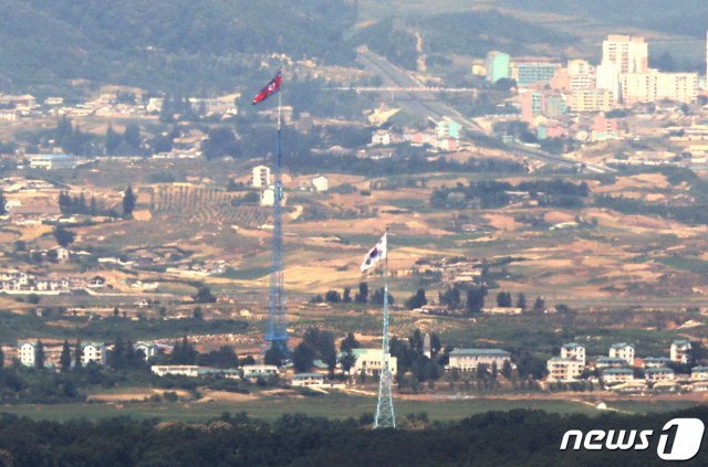 경기도 파주 접경지역에서 바라본 북한 기정동 마을의 인공기와 우리측 대성동 마을의 태극기가 서로 마주하고 있다. 2020.6.19/뉴스1 © News1