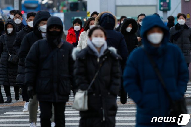 찬바람이 매섭게 불며 영하 10도를 밑도는 추운 날씨를 보인 14일 오전 서울 광화문 네거리에서 두꺼운 옷차림의 시민들이 출근길을 서두르고 있다. 2020.12.14/뉴스1 © News1