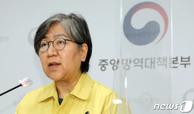 정은경 질병관리청장(중앙방역대책본부장)이 지난 14일 충북 청주시 질병관리청 브리핑실에서 코로나19 중앙방역대책본부 브리핑을 하고 있다. /뉴스1 © News1