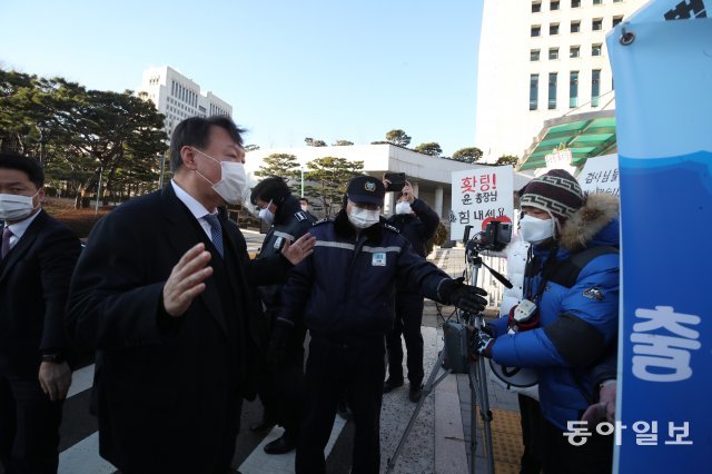 15일 오전 윤석열 검찰총장이 출근길에 이례적으로 대검찰청 정문에서 잠시 내려 지지자들에게 “그동안 감사했다”며 감사인사를 하고 차를 다시 타고 출근을 하였다. 장승윤 기자 tomato99@donga.com