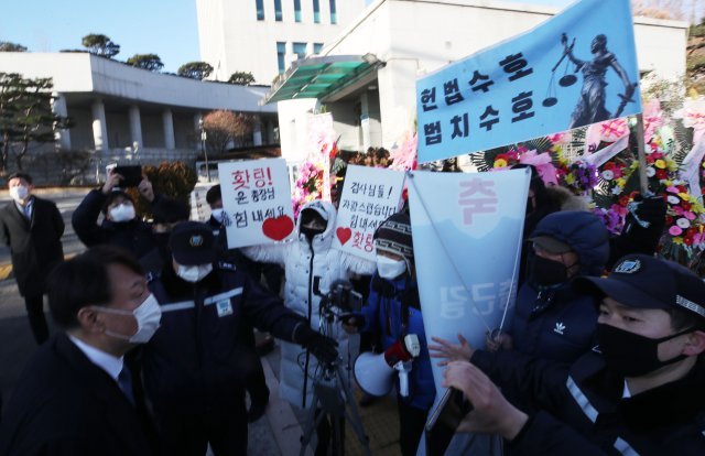 윤석열 검찰총장 대검 정문에서 지지자들에게 감사인사
15일 오전 윤석열 검찰총장이 출근길에 이례적으로 대검찰청 정문에서 잠시 내려 지지자들에게 “그동안 감사했다”며 감사인사를 하고 차를 다시 탔다.장승윤 기자 tomato99@donga.com