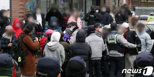 13일 오전 아동 성폭행 혐의로 징역 12년을 복역 후 출소한 조두순이 거주하는 경기도 안산시내 거주지 앞에서 주민들이 경찰에 유투버들로 불편을 겪고 있다며 항의하고 있다.  © News1