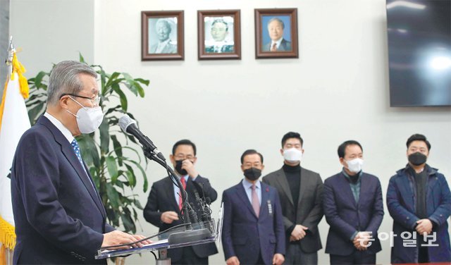 국민의힘 김종인 비상대책위원장(왼쪽)이 15일 국회에서 긴급 기자회견을 열고 이명박·박근혜 전 대통령의 구속에 대한 대국민 
사과문을 발표하고 있다. 김 위원장은 이날 “과거의 잘못과 허물에 대해 통렬히 반성하며 정당을 뿌리부터 다시 만드는 개조와 인적 
쇄신을 통해 거듭나겠다”고 말했다. 김동주 기자 zoo@donga.com