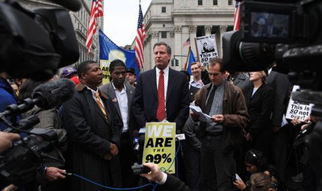 빌 더블라지오 미국 뉴욕시장이 취임 전인 2011년 뉴욕 맨해튼 월가에서 벌어진 ‘월가를 점령하라’ 시위에 참석해 ‘상위 1% 부자가 모든 부를 독식해 각종 사회 문제가 발생하고 있다’는 취지로 발언하고 있다. 시진 출처 빌 더블라지오 트위터